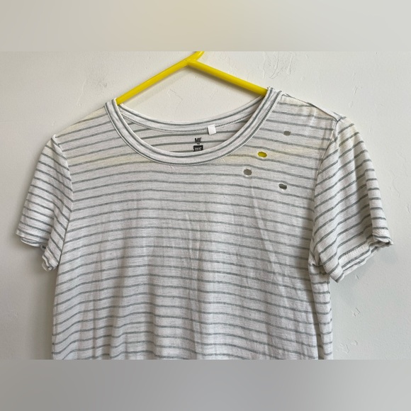 4/$25 Me to We Essentials Cream and Green Distressed Short Sleeve Size XS - Picture 4 of 7